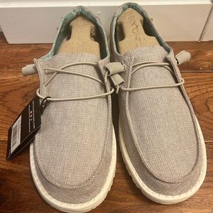 BRAND NEW - HEY DUDE - WENDY CHAMBRAY - BEIGE- SIZE: 10 (fits like size 9)